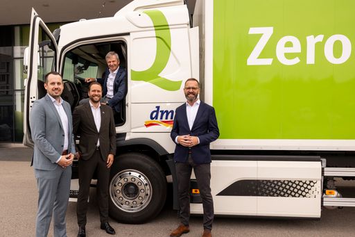 Im Bild v.l.n.r.: Patrick Aichinger
(Bereichsmanager Logistik international, dm), Paul Weissenberger
(Standortleiter Enns, Quehenberger), Klaus Hrazdira (COO,
Quehenberger) und Stefan Heiglauer (Geschäftsführer, dm)