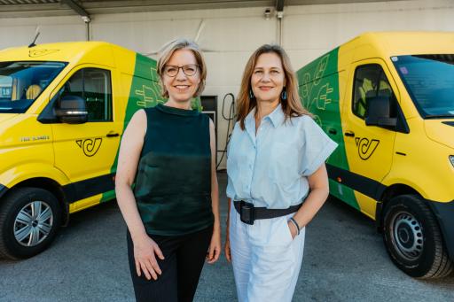  Klimschutzministerin Leonore Gewessler und
FFG-Geschäftsführerin Karin Tausz im Rahmen des Förderprogramms
"ENIN" vor zwei emissionsfreien Nutzfahrzeugen der Österreichischen
Post AG.