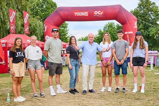 © photonews.at/Georges Schneider - St. Pölten (NÖ)
20.07.2024 - Splash Hard 2024 - AK YOUNG - die Jugendmarke der
Arbeiterkammer - feierte heute bereits zum achten Mal das legendäre
Open-Air-Festival Splash Hard am Ratzersdorfer See. Das
Erfolgskonzept: Die perfekte Mischung aus grooviger Musik,
Sport-Action, Fun und Chill-out. PHOTO: AK NÖ Präsident und ÖGB NÖ
Vorsitzender Markus Wieser (5vL), ÖGB NÖ-Landesgeschäftsführerin
Linda Keizer (4vL), Ski-Crosser Tristan Takats (3vL), mit weiteren
jungen Skifarer:Innen.