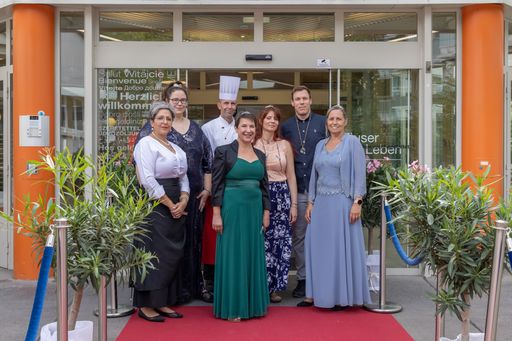 Direktorin Larissa Rebbe und ihr Team begrüßten inspiriert vom
kaiserlichen Flair des 13. Bezirks die Bewohner*innen und Freunde
des Hauses zur feierlichen Eröffnung.