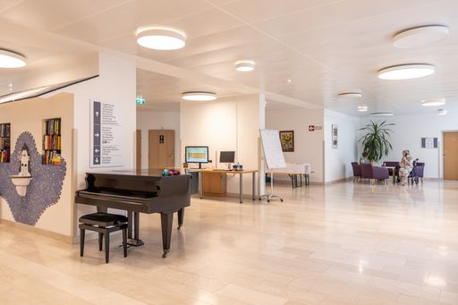 Vorschau Bild von Knapp zwei Jahre wurde intensiv gearbeitet, um die Wohn- und
Lebensqualität für ältere Menschen mit Pflege- und/oder
Betreuungsbedarf auf den neuesten Stand der Technik zu bringen. Nun
erstrahlt das Haus Trazerberg in neuem Glanz und bietet zusätzlich
zur bereits bestehenden Pflegestation, vier neuen Pflegestationen
mit 112 Pflegeplätzen.