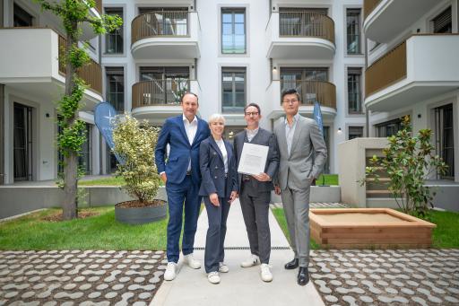 V.l.n.r.: Christian Winkler, Käuferin Irina
Korsakova, Clemens Dostal und Andrew Wang