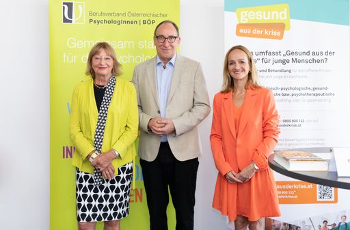 Links neben Gesundheitsminister Johannes Rauch,
a.o. Prof.in Dr.in Beate Wimmer-Puchinger, Gesamtleitung „Gesund aus
der Krise“ und Präsidentin Berufsverband Österreichischer
PsychologInnen (BÖP) und zur Rechten Mag.a Barbara Haid MSc,
Präsidentin Österreichischer Bundesverband für Psychotherapie
(ÖBVP).