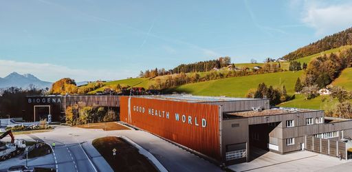 Vorschau Bild von Mit der eigenen Produktionsanlage von Biogena in
Koppl bei Salzburg sind deren Ziele realistisch und gut umsetzbar,
reichen die Produktionskapazitäten doch für ein Umsatzvolumen von
bis zu 300 Millionen Euro. Das nötige Eigenkapital für die Expansion
holt sich Biogena von Tauros Capital.