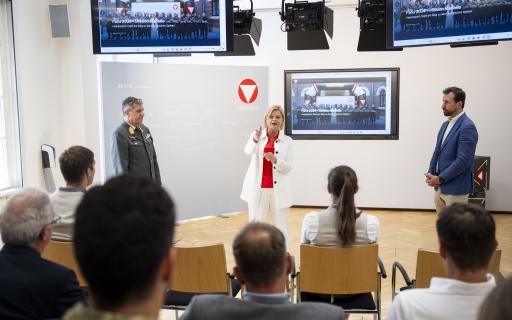 Vorschau Bild von Rossauer Kaserne, Wien, Österreich Präsentation der
ÖBH-Sport-TV-Thek mit Bundesministerin Klaudia Tanner am 12. Juli
2024 Foto:BMLV/Carina KARLOVITS