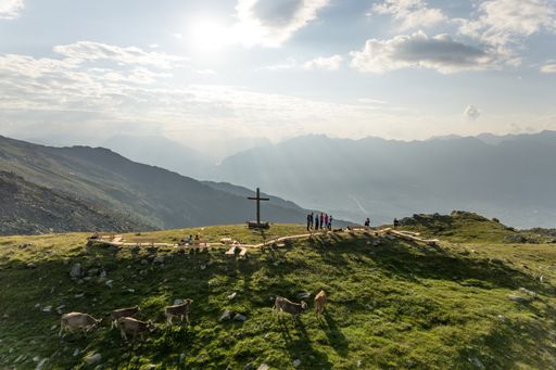  Längste Zirbenbank der Welt mit Blick in zwei Täler
in den Tiroler Alpen