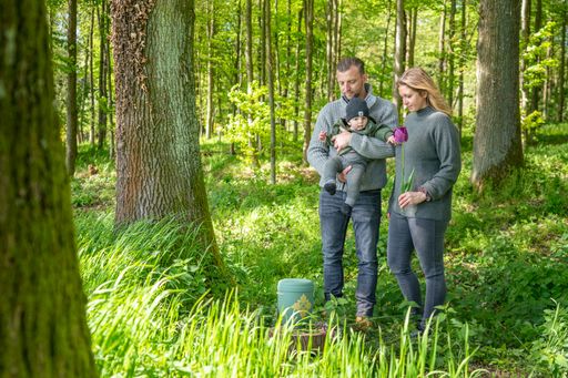 Familie bei einer Naturbeisetzung am Waldfriedhof