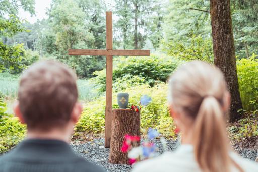 Vorschau Bild von Zwei Personen am Waldfriedhof gedenken und
verabschieden sich von einem geliebten Menschen.