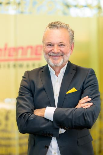 Antenne-Geschäftsführer Gottfried Bichler bedankt
sich bei 279.000 Tageshörer:innen
