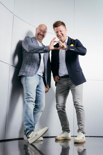 Vorschau Bild von „Wir lieben die Antenne Steiermark Family“, Michael
Fischeneder (Programmltg.) u. Manuel Krispl (Prok., Head of
Marketing & Digital) in Vorbereitung der neuer Herbstkampagne für
die treuesten Hörer:innen.