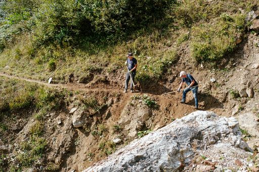 Im Alpenverein sind über 1.000 ehrenamtliche
Menschen jedes Jahr im Einsatz, um das Wegenetz für die
Allgemeinheit in Schuss zu halten.