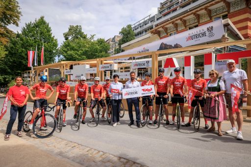 “Road to Paris”: Arrival of the 12 Tyrolean cyclists as the start of the nationwide campaign “Tyrol cycles for climate-fit mountain forests”