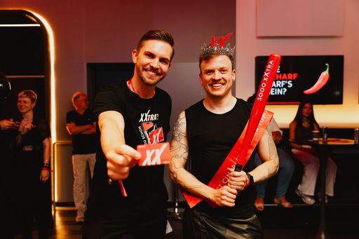 Cineplexx stellte im Rahmen einer Launch-Party seine neue
Vorteilswelt und die xXtra Card vor. V.l.n.r.: Florian Vorraber,
Head of Marketing und Sales bei Cineplexx, mit dem Gewinner des
Abends, der zur Cineplexx xXtra Top-Majesty gekrönt wurde.