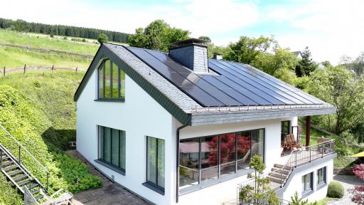 Einfamilienhaus eingedeckt mit Magog® Solar und Schuppendeckung /
Weiterer Text über ots und www.presseportal.de/nr/51024 / Die
Verwendung dieses Bildes für redaktionelle Zwecke ist unter
Beachtung aller mitgeteilten Nutzungsbedingungen zulässig und dann
auch honorarfrei. Veröffentlichung ausschließlich mit
Bildrechte-Hinweis.