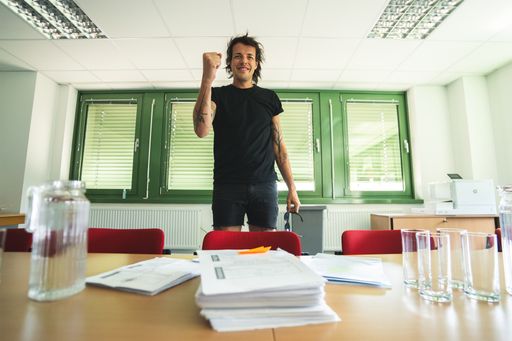 Bierpartei-Vorsitzender Dominik Wlazny bei der
Abgabe des Landeswahlvorschlages in Wien