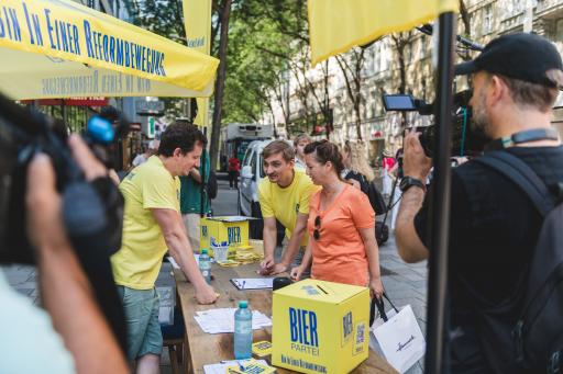 Vorschau Bild von Die Bierpartei beim Sammeln der
Unterstützungserklärungen