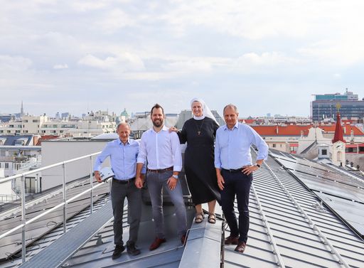  Am Dach des Franziskus Spitals in Margareten: Von
links: Christoph Kautzky, CK Energy, Theo Kelaridis, Einkauf, Sr.
Birgit, Generaloberin, Martin Steiner, Geschäftsführer, Franziskus
Spital