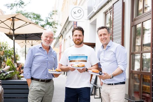Europas bester Burger im Test von Gaston Giefing,
Vorstand der WKBG, Unternehmer Benjamin Hofer und Tourismusobmann
Markus Grießler (v.l.).