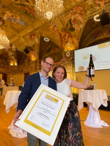 Der Grüne Veltliner „Ried Neusiedler Hochschopf“
2021 von Tom Dockner ist SALON Sieger.