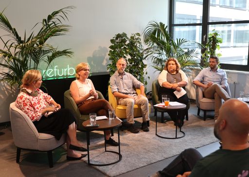  Klimatalk zum Earth Overshoot Day (v.l.n.r.): Anna
Wallner (Moderation; Die Presse), Leonore Gewessler (BMK), Patrick
Scherhaufer (BOKU), Erika Wagner (JKU), Peter Windischhofer
(refurbed)