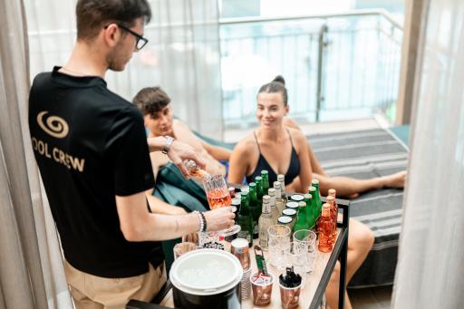 Vorschau Bild von Pool Crew Service in der Deluxe Lounge