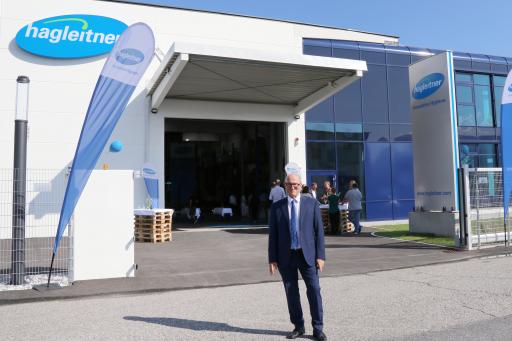  Hans Georg Hagleitner präsentiert den
Gebäudekomplex