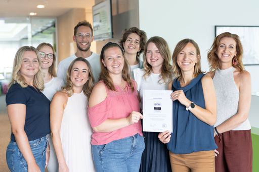 Das People-Team von karriere.at mit dem "Leading
Employer"-Zertifikat, welches das Unternehmen schon 2022 und 2023
erhalten hat.