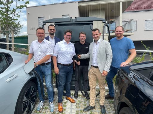  Pressefoto vor der neu errichteten
Schnellladestation mit dem Bürgermeister von Riegersburg, dem
Ingenieurbüro e-konform, dem Errichter und Betreiber EMOXXO und dem
Hardware-Hersteller Compleo.