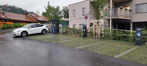 Vorschau Bild von Schnellladestation inkl. den beiden
Normalladestationen in der Perspektive, mit Blick auf die Burg
Riegersburg.