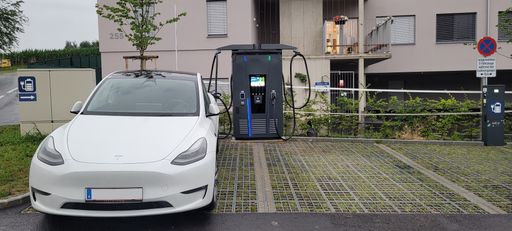 Vorschau Bild von Schnellladestation Compleo "eTower 200" mit
LED-Ladestandsanzeige, zur einfachen Ablesbarkeit des Ladezustands
der Batterie (State of Charge - SoC) aus der Ferne.