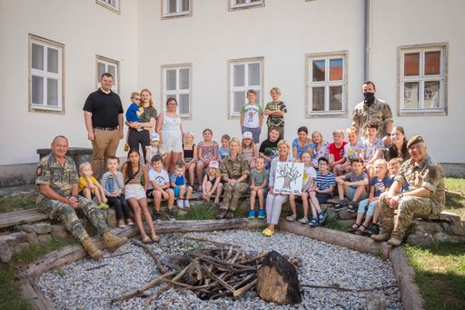 Verteidigungsministerin Tanner besucht Jagdkommando-Kinderbetreuung in der Daun Kaserne in Wiener Neustadt