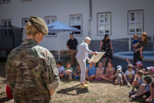 Defense Minister Tanner visits the Jagdkommando child care center in the Daun Kaserne in Wiener Neustadt