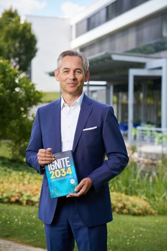 Norbert Rotter, CEO von NTT DATA Business Solutions, ist der
Herausgeber des Zukunftsbuches IGNITE.2034 / Weiterer Text über ots
und www.presseportal.de/nr/24336 / Die Verwendung dieses Bildes für
redaktionelle Zwecke ist unter Beachtung aller mitgeteilten
Nutzungsbedingungen zulässig und dann auch honorarfrei.
Veröffentlichung ausschließlich mit Bildrechte-Hinweis.