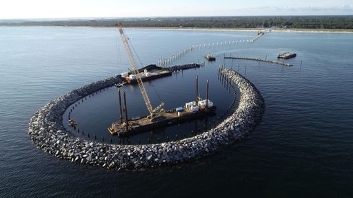  Der Seebrückenkopf der Seebrücke Prerow während des
Baus im August 2023