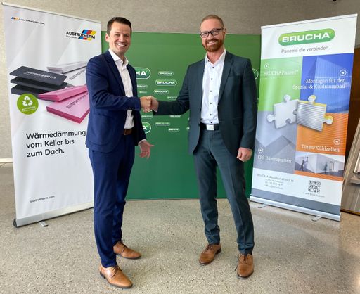  Übernahme EPS-Produktion von Brucha abgeschlossen.
Von links: Dr. Heimo Pascher, Geschäftsführung Austrotherm Gruppe
und Josef Brucha, Geschäftsführung und Eigentümer Brucha
Gesellschaft m.b.H.