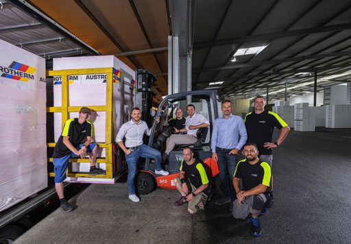 Vorschau Bild von Die Übernahme der EPS-Produktion von Brucha ist
abgeschlossen. Der erste Austrotherm LKW wird mit
XPS-Dämmstoffplatten aus Purbach entladen, damit ab Michelhausen das
komplette Produktsortiment angeboten werden kann.