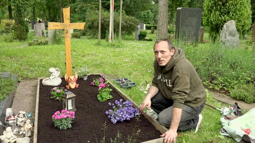 Vorschau Bild von Florian widmet sich mit seiner ältesten Tochter Lea der
Grabpflege. / Weiterer Text über ots und www.presseportal.de/nr/6605
/ Die Verwendung dieses Bildes für redaktionelle Zwecke ist unter
Beachtung aller mitgeteilten Nutzungsbedingungen zulässig und dann
auch honorarfrei. Veröffentlichung ausschließlich mit
Bildrechte-Hinweis.