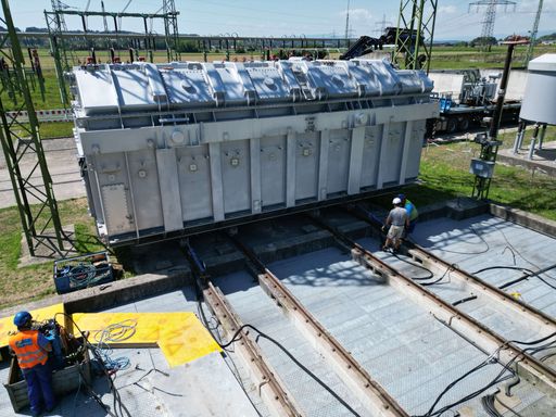 Mehr Power für die Energiewende: Riesentrafo im APG-Umspannwerk Südburgenland eingetroffen