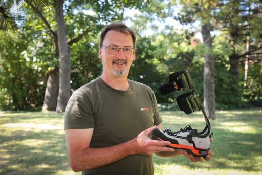 Jean-Marc Glaude, Chef des französischen
Unternehmens Mojo Technologies SAS, zeigt den neuen "Sommer-Mojo" im
Kurpark Oberlaa in Wien