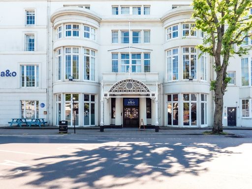  Fassade des neuen a&o Hostels Brighton Palace Pier im
viktorianischen Stil