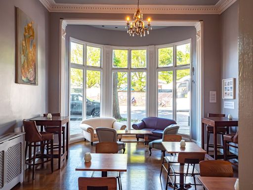 Vorschau Bild von Innenansicht des Restaurant Bereichs des a&o Hostels Brighton
Palace Pier mit Kronleuchter, großem Fenster und stilvollen Möbeln