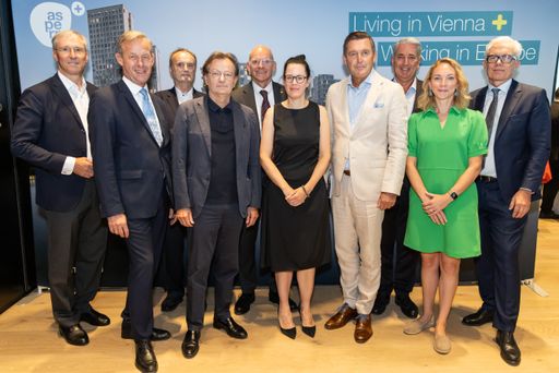 Vorschau Bild von Im Bild v.l.n.r.: Gerhard Schuster, Vorstandsvorsitzender Wien
3420, Gerald Beck, Geschäftsführer der
Bundesimmobiliengesellschaftsowie der ARE Austrian Real Estate,
Hermann Gugler, Wien 3420 AR-Vorsitzender, Gerhard Hirczi,
Geschäftsführer Wirtschaftsagentur Wien, Ralph Müller, CEO Wiener
Städtische, Gerda Holzinger-Burgstaller, CEO Erste Bank Österreich,
Peter Hanke, Stadtrat für Finanzen, Wirtschaft, Arbeit,
Internationales und Wiener Stadtwerke, Ernst Nevrivy,
Bezirksvorsteher Wien Donaustadt, Pia Maria Wieninger, Abgeordnete
zum Wr. Landtag und GR, Robert Grüneis, Vorstand Wien 3420