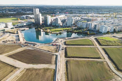 Vorschau Bild von Die Seestadt zählt bereits heute 12.000 Bewohner*innen, rund 550
Unternehmen und über 5.000 Menschen, die in der Seestadt arbeiten.