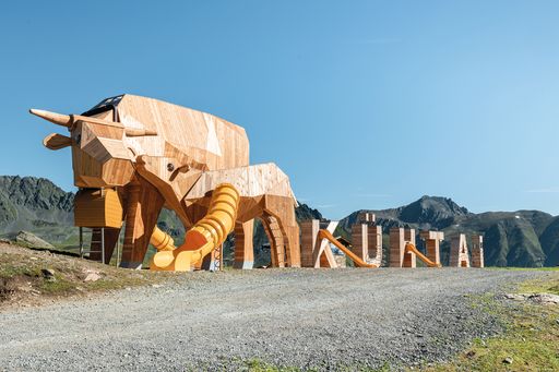  Eine der weltweit größten Mutterkühe mit Kalb aus heimischem
Lärchenholz wartet auf 2.310 Metern Seehöhe.