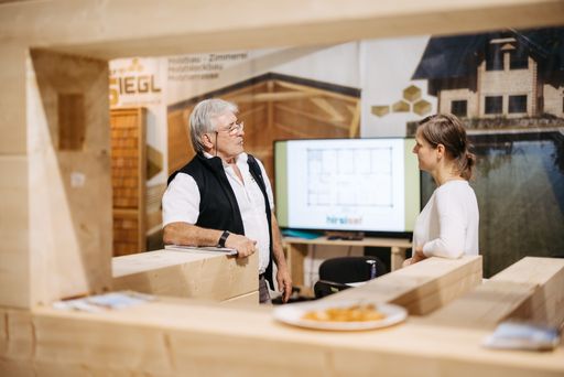  Ein besonderer Schwerpunkt ist 2024 das Thema Holzbau. Bei der
Fachmesse für nachhaltiges Bauen & gesundes Wohnen kann man sich
gezielt beraten lassen.