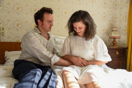 Vorschau Bild von Elfi und Sepp freuen sich auf ihr gemeinsames Baby.