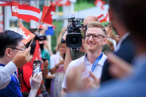  Bronze-Medaillen-Gewinner Jakob Schubert feierte beim Tirol-Abend
im Austria Tirol House in Paris seinen Triumph.
