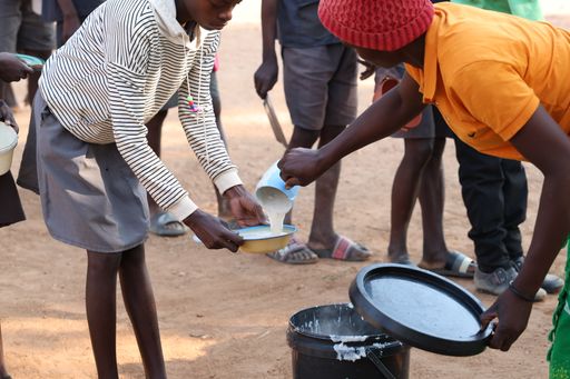 Famine in Zambia: Kindernothilfe helps with school meals