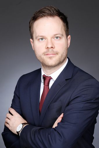 Mit August 2024 übernahm Lucas Dirnberger M.Sc. die Kaufmännische
Leitung der Österreichischen Ordensprovinz der Barmherzigen Brüder.
In dieser Funktion verantwortet Lucas Dirnberger M.Sc. die Bereiche
Finanz- und Rechnungswesen, Controlling, Projektmanagement,
Datenschutz, Patient*innen-Administration sowie Materialwirtschaft
für die Österreichische Ordensprovinz mit Standorten in Österreich,
Tschechien, Ungarn und der Slowakei.