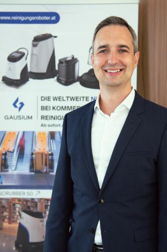Vorschau Bild von Ing. Mag. Jürgen Höller, Geschäftsführer Gausium Österreich und
Initiator des neuen Robotik-Geschäftsfeldes im Hause Denzel.